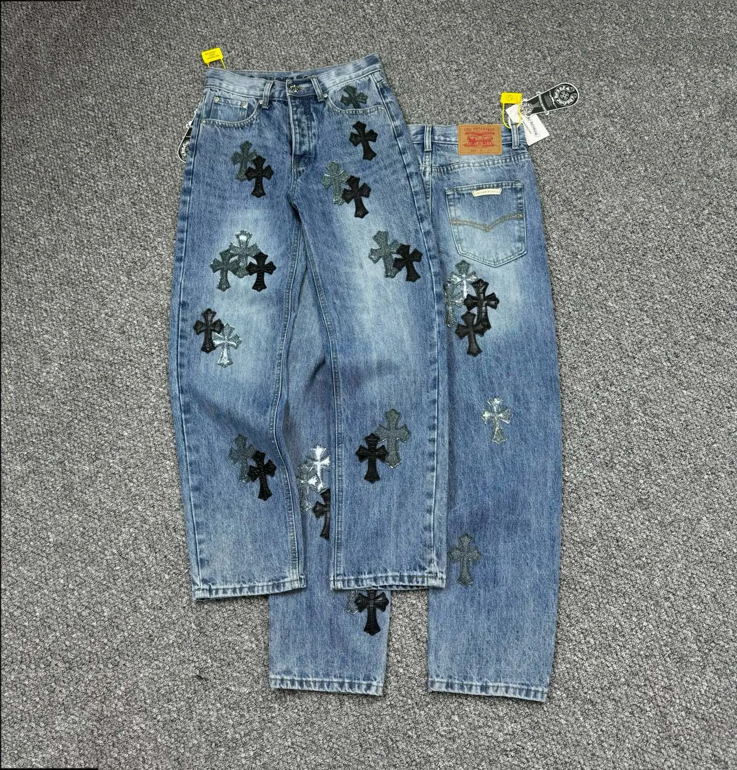P280 Style No.: H823 Chrome Hearts & Chrome Hearts Blue Bull Starry Sky patchwork leather cross jeans - using starry sky theme patchwork leather elements, mostly presented in the shape of a cross, with glitter on the surface of the leather, which is dazzling under the light. The unique design has simple and elegant details, exquisite workmanship, the entire trousers are neatly routed, and the details are in place! It’s so cool that both men and women can easily control the genderless trend!  Color: blue Size: S-M-L-XL-XXL
